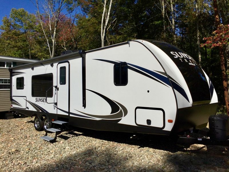 SUNSET TRAIL SUPERLITE rear kitchen SUNSET TRAIL SUPERLITE rear kitchen