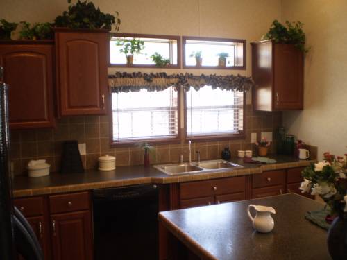 Dining area to kitchen and livingroom