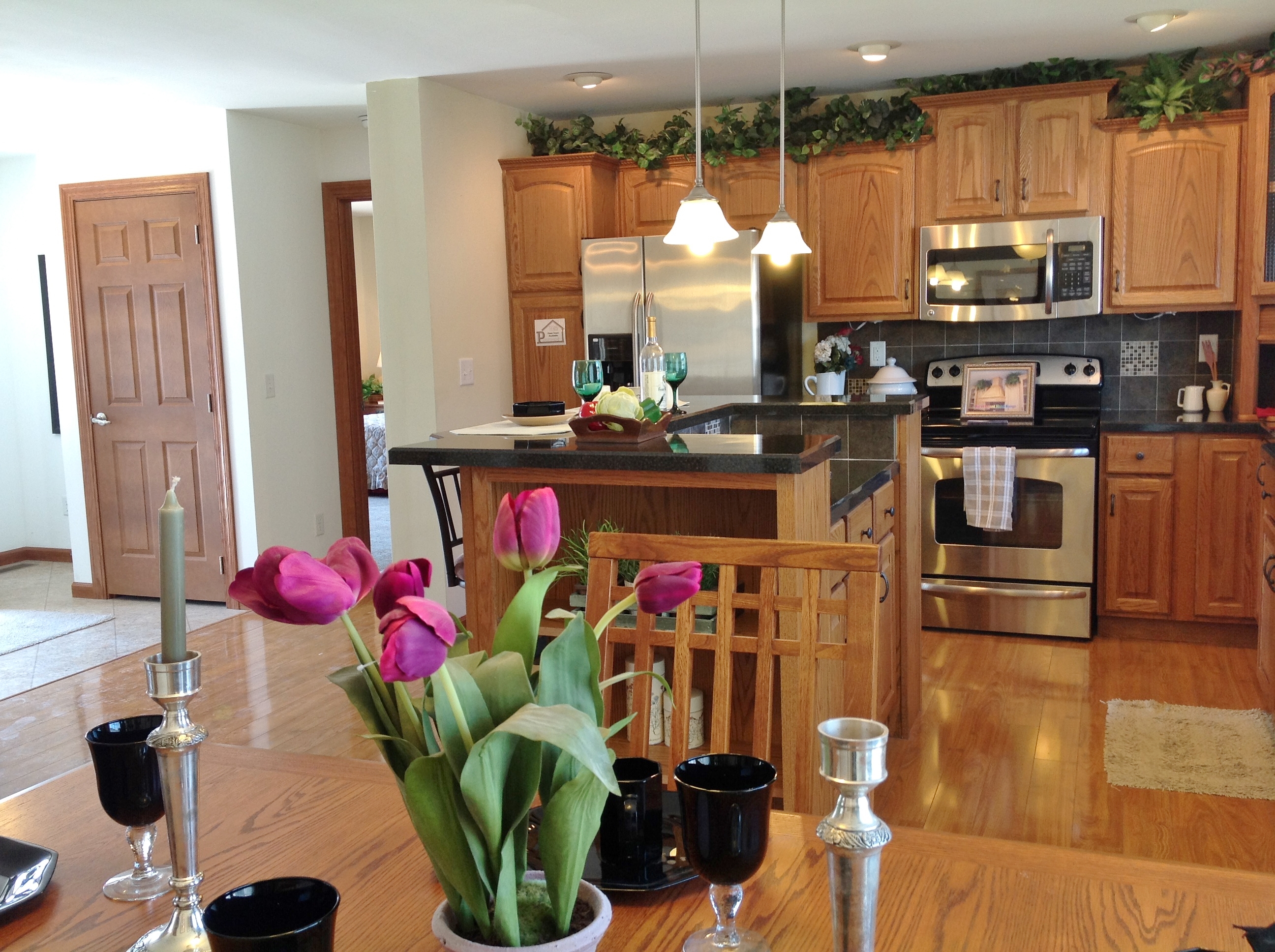 Dining/nook into kitchen.