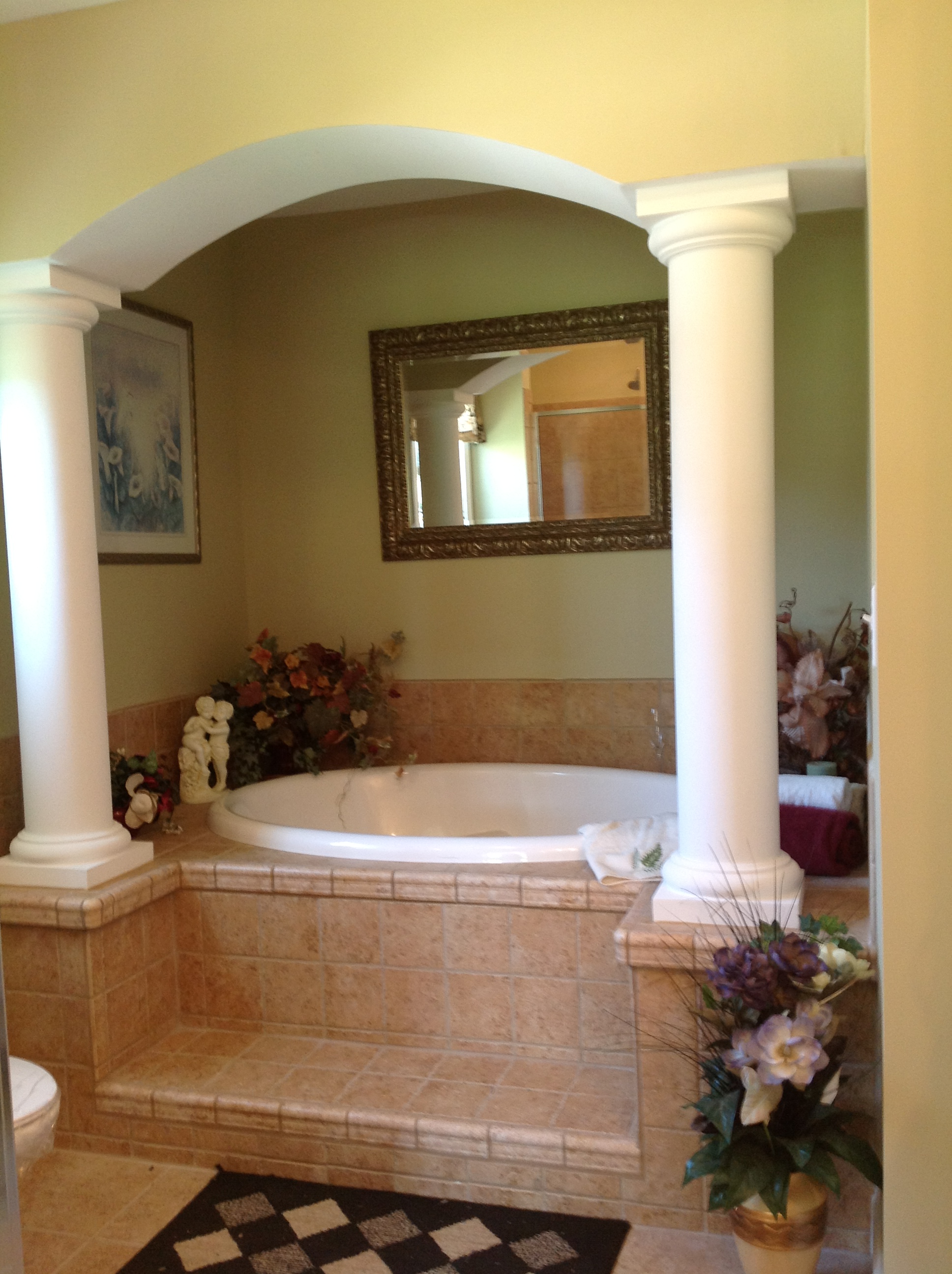 Optional pillars at tub
