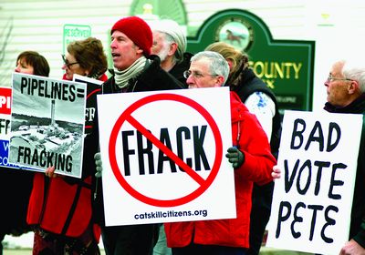 Fractivists picket Lopez office