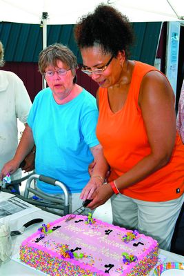 Hundreds help celebrate Festival Farmers Market